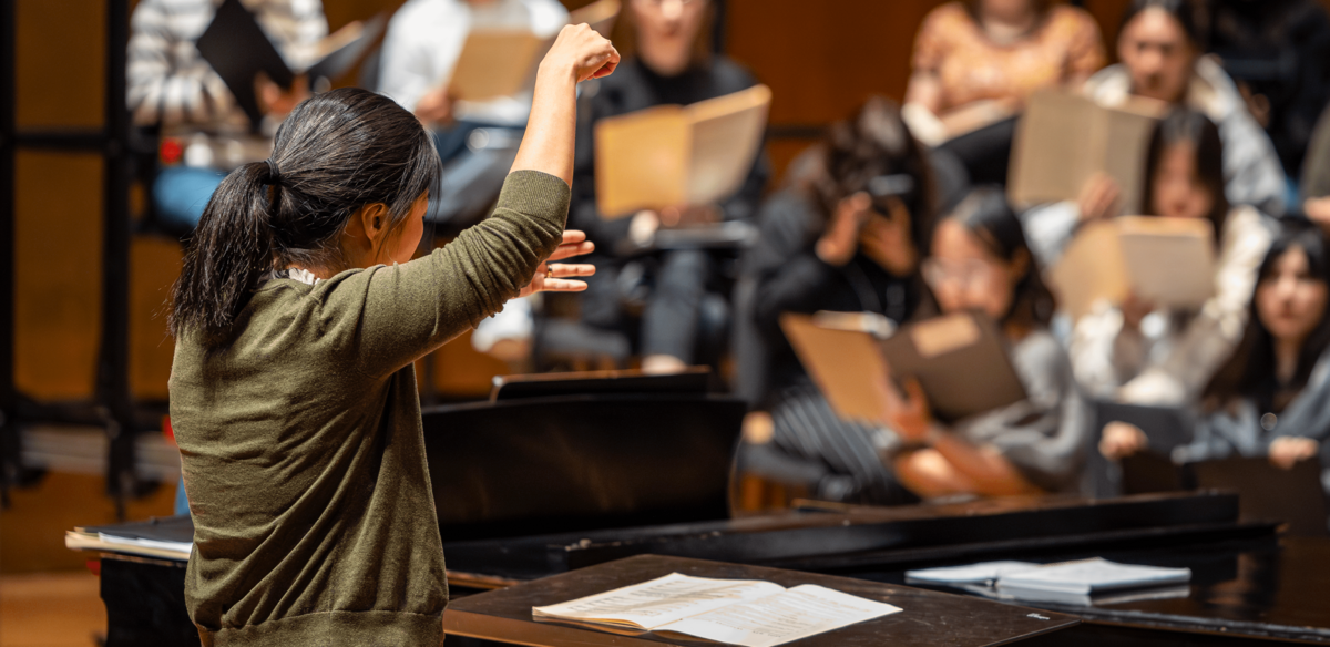 Wei Cheng conducts University Choir